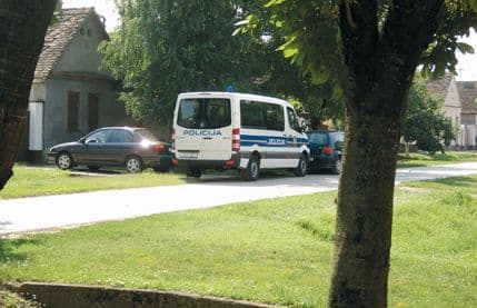 Hapšenja u selu Trpinja kod Vukovara zbog sumnje u ratni zločin Hapšenja u selu Trpinja kod Vukovara zbog sumnje u ratni zločin