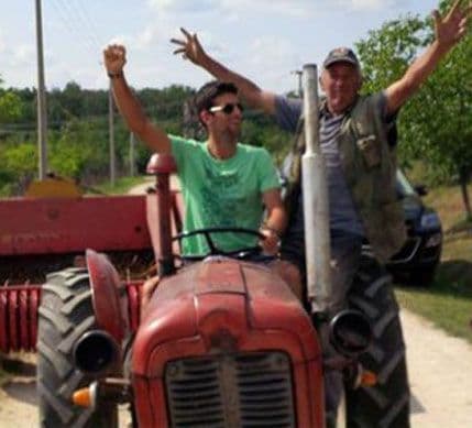 Đoković odmara vozeći traktor Đoković odmara vozeći traktor