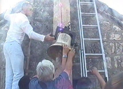 Mitropolit Mihailo osveštao obnovljeno zvono na crkvi u Bajramovica Mitropolit Mihailo osveštao obnovljeno zvono na crkvi u Bajramovica