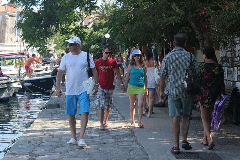 Turisti zadovoljni: Jeftiniji od Dubrovnika, drugačiji od Hrvata Turisti zadovoljni: Jeftiniji od Dubrovnika, drugačiji od Hrvata