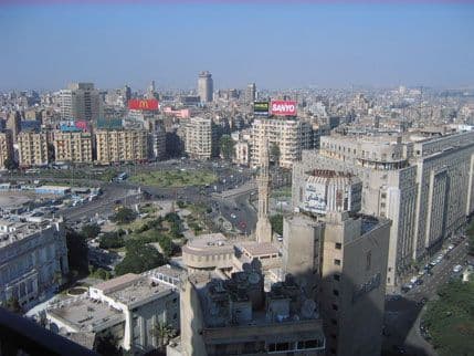 Više od 300 Mursijevih pristalica zarobljeno u džamiji u Kairu Više od 300 Mursijevih pristalica zarobljeno u džamiji u Kairu