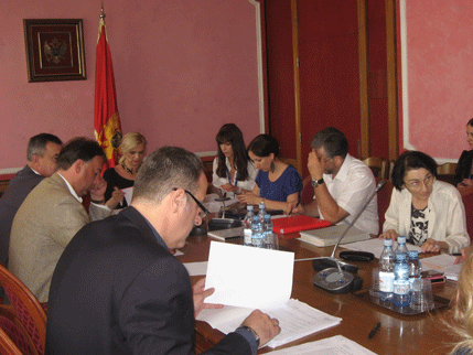 Odbor za prosvjetu dao zeleno svjetlo za besplatne udžbenike osnovcima Odbor za prosvjetu dao zeleno svjetlo za besplatne udžbenike osnovcima