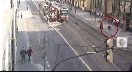 Pogledajte: Policija dva sata jurila divlju svinju ulicama Praga Pogledajte: Policija dva sata jurila divlju svinju ulicama Praga