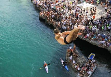 Mostar: Tradicionalni skokovi sa mosta u Neretvu nikad prljaviju Mostar: Tradicionalni skokovi sa mosta u Neretvu nikad prljaviju