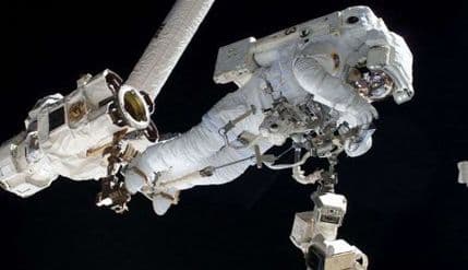 Astronaut se umalo udavio tokom šetnje u svemiru Astronaut se umalo udavio tokom šetnje u svemiru