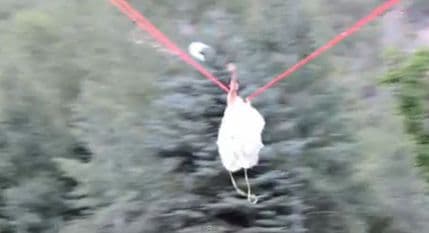 Pogledajte: Mladu i mladoženju ispalili iz džinovske praćke Pogledajte: Mladu i mladoženju ispalili iz džinovske praćke