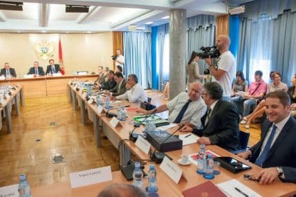 KRIVOKAPIĆ: Loša logika da država služi kompaniji, a ne kompanija građanima KRIVOKAPIĆ: Loša logika da država služi kompaniji, a ne kompanija građanima