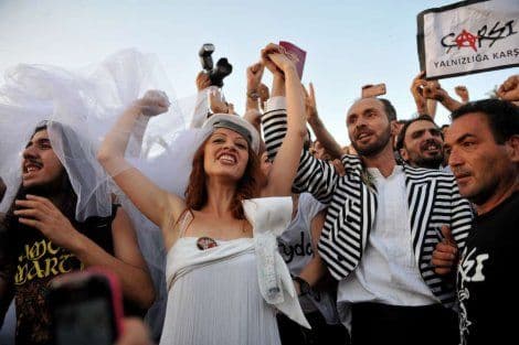 Turska policija vodenim topovima po "svatovima" Turska policija vodenim topovima po "svatovima"