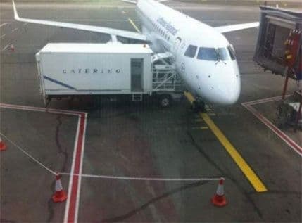 Jatov avion sudario se sa autobusom na pisti! Jatov avion sudario se sa autobusom na pisti!