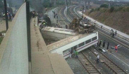 Voz sletio sa šina - najmanje 20 mrtvih u Španiji Voz sletio sa šina - najmanje 20 mrtvih u Španiji