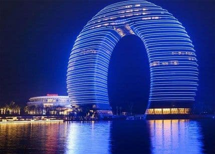 Luksuzni kineski hotel u obliku potkovice Luksuzni kineski hotel u obliku potkovice