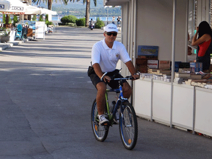 Tivat: Policajci patroliraju na biciklu Tivat: Policajci patroliraju na biciklu