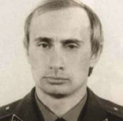 Kremlj: Lažna fotografija na kojoj mladi Putin hapsi aktivistu Kremlj: Lažna fotografija na kojoj mladi Putin hapsi aktivistu