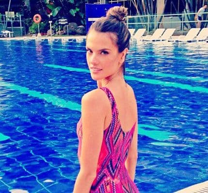 Savršena i u jednodjelnom kupaćem kostimu Savršena i u jednodjelnom kupaćem kostimu