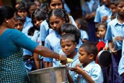 Nastavnici u Indiji odbijaju da služe djeci besplatan ručak Nastavnici u Indiji odbijaju da služe djeci besplatan ručak