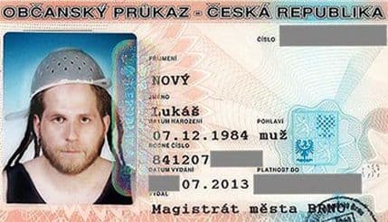 Dobio dozvolu da ima sito na glavi na slici za ličnu kartu! Dobio dozvolu da ima sito na glavi na slici za ličnu kartu!