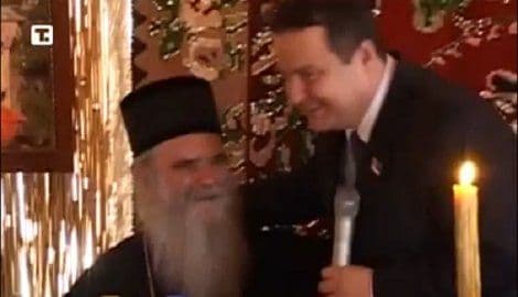 Ponijele ih emocije: Dačić i Amfilohije se izgrlili i pomirili u manastiru Ponijele ih emocije: Dačić i Amfilohije se izgrlili i pomirili u manastiru