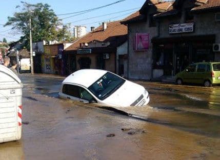 Automobil propao kroz asfalt u Beogradu Automobil propao kroz asfalt u Beogradu