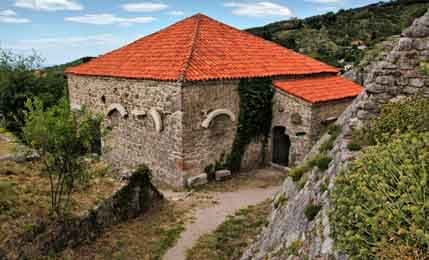 STAROBARSKI LAPIDARIJUM U KAMENOJ BARUTANI STAROBARSKI LAPIDARIJUM U KAMENOJ BARUTANI
