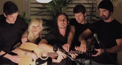 POGLEDAJTE: Fantastična petorka na jednoj gitari! POGLEDAJTE: Fantastična petorka na jednoj gitari!