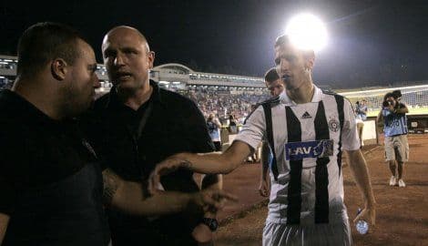 Pogledajte kako je Marku Šćepoviću skinuta kapitenska traka Partizana Pogledajte kako je Marku Šćepoviću skinuta kapitenska traka Partizana