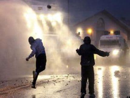 Belfast: U neredima povrijeđeno 56 policajaca Belfast: U neredima povrijeđeno 56 policajaca