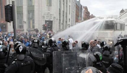 Neredi u Belfastu: Demonstranti gađali policiju ciglama, šipkama i kriglama piva Neredi u Belfastu: Demonstranti gađali policiju ciglama, šipkama i kriglama piva