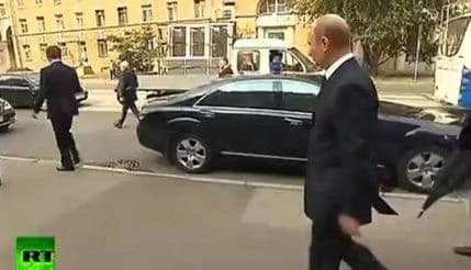 Tužni Putin sam prošetao ulicama Sankt Peterburga (VIDEO) Tužni Putin sam prošetao ulicama Sankt Peterburga (VIDEO)