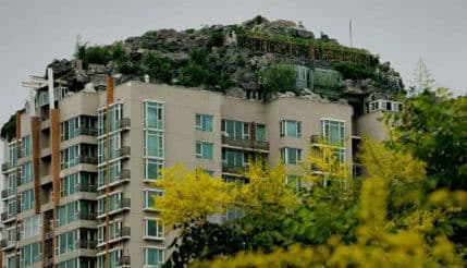 E, TO JE NELEGALNA GRADNJA: Tajkun u Pekingu napravio vrh planine na vrhu solitera! E, TO JE NELEGALNA GRADNJA: Tajkun u Pekingu napravio vrh planine na vrhu solitera!