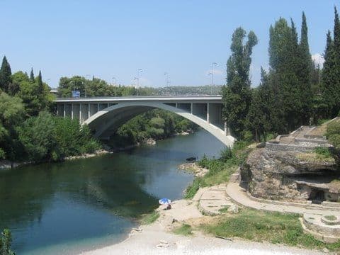 Zbog krađe kablova most Blaža Jovanovića u mraku Zbog krađe kablova most Blaža Jovanovića u mraku