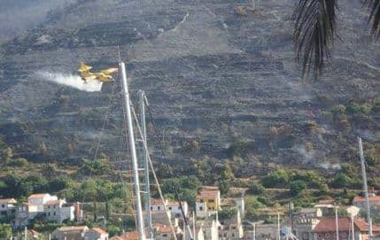 Lokalizovan požar na Visu, izgorjelo 100 hektara šume Lokalizovan požar na Visu, izgorjelo 100 hektara šume