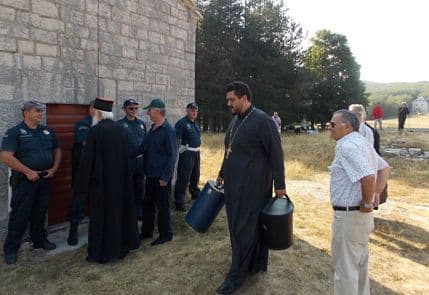 Policija zabranila ulazak i SPC i CPC u crkvu na I.Koritima Policija zabranila ulazak i SPC i CPC u crkvu na I.Koritima