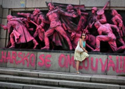 Bugari prefarbali u ružičasto spomenik u Sofiji Bugari prefarbali u ružičasto spomenik u Sofiji