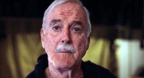 Propast Džona Kliza: Nekada bio najpopularniji komičar, sada snima reklame za kremu protiv staračkih pjega Propast Džona Kliza: Nekada bio najpopularniji komičar, sada snima reklame za kremu protiv staračkih pjega