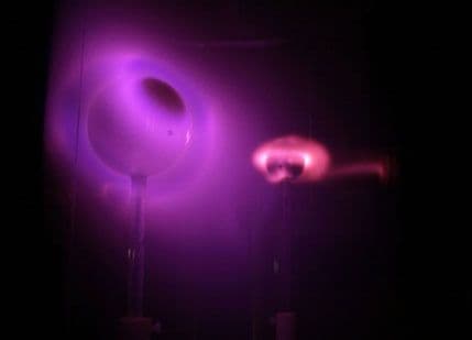 VIDEO: Naučnici proizveli polarnu svjetlost u boci VIDEO: Naučnici proizveli polarnu svjetlost u boci