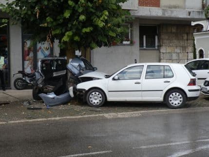 Cetinje: Maloljetnici Golfom udarili u parkirani automobil Cetinje: Maloljetnici Golfom udarili u parkirani automobil