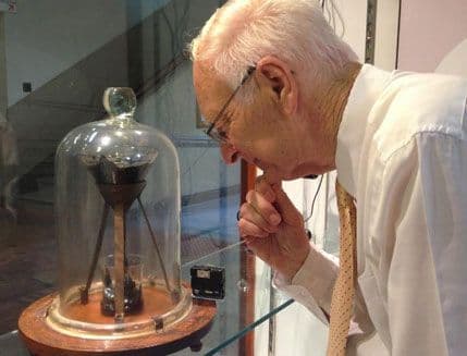 Preminuo čuvar najstarijeg eksperimenta na svijetu Preminuo čuvar najstarijeg eksperimenta na svijetu