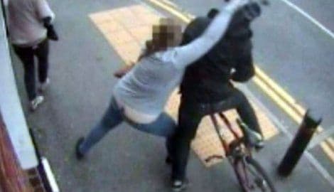 Opasne sestre premlatile lopova(VIDEO) Opasne sestre premlatile lopova(VIDEO)