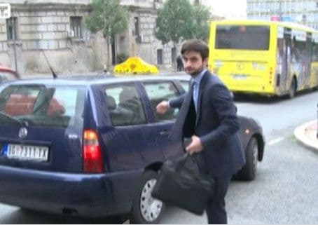 FOTO: Lazar Krstić dolazi taksijem na posao FOTO: Lazar Krstić dolazi taksijem na posao