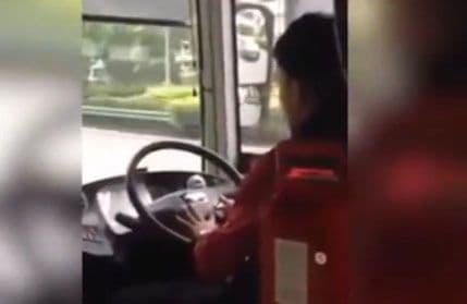 VIDEO: Vozač autobusa za vrijeme vožnje sređivao nokte VIDEO: Vozač autobusa za vrijeme vožnje sređivao nokte