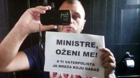 Boban Stojanović poručio Udovičiću: Ministre, oženi me! Boban Stojanović poručio Udovičiću: Ministre, oženi me!