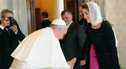 Papa se naklonio kraljici Raniji Papa se naklonio kraljici Raniji