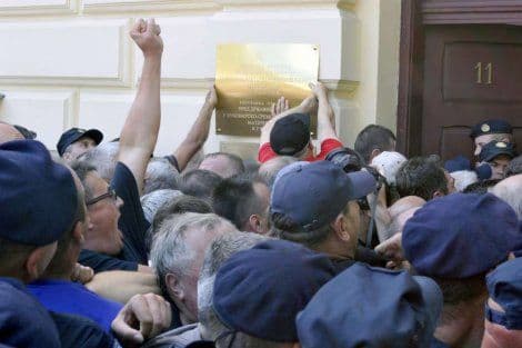 Vukovar: Hrvatski desničari razbili ploču s ćiriličnim natpisom (VIDEO) Vukovar: Hrvatski desničari razbili ploču s ćiriličnim natpisom (VIDEO)