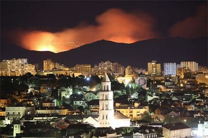 Veliki požar iznad Splita već prijeti prvim kućama Veliki požar iznad Splita već prijeti prvim kućama