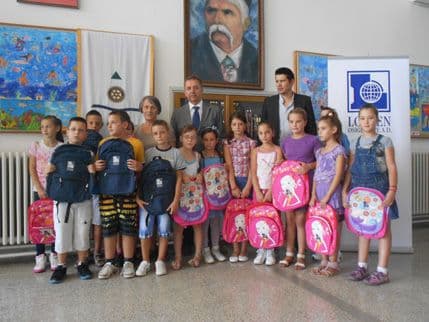 Rotari klub Podgorica poklonio 600 đačkih torbi Rotari klub Podgorica poklonio 600 đačkih torbi