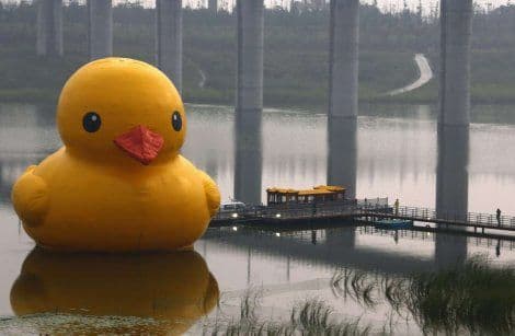 Gumena patka od 18 metara stigla u Peking, čuva je obezbjeđenje Gumena patka od 18 metara stigla u Peking, čuva je obezbjeđenje