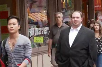 VIDEO: Komentarisao prolaznike glasom kao iz trejlera! VIDEO: Komentarisao prolaznike glasom kao iz trejlera!