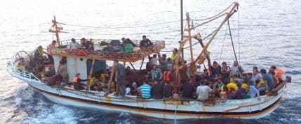 Italijanska policija presrela brod sa 300 imigranata Italijanska policija presrela brod sa 300 imigranata