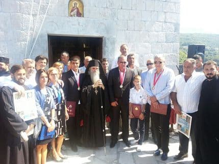 Amfilohije odlikovao Grbljane zaslužne za obnovu hramova Amfilohije odlikovao Grbljane zaslužne za obnovu hramova