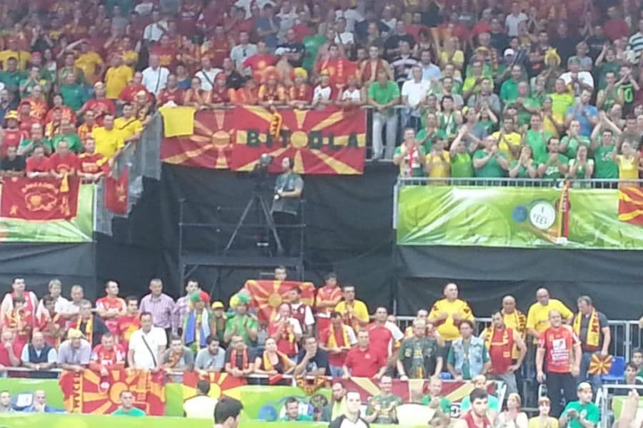 Na tribinama u Jesenicama zastave BiH i Makedonije jedne pored drugih Na tribinama u Jesenicama zastave BiH i Makedonije jedne pored drugih